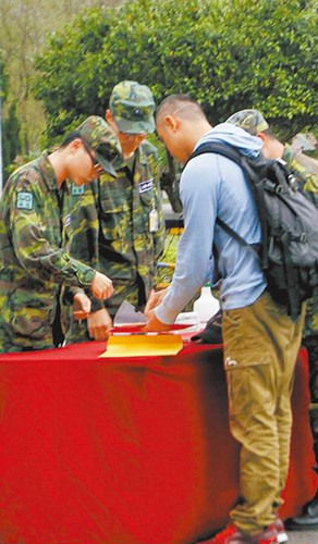 明道(右)办理报到并接受检查。图片来源：台湾《苹果日报》
