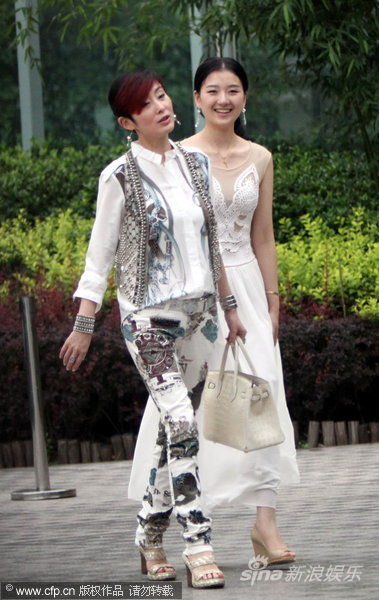 组图:<em>香港女星</em>张敏现身北京 利落<em>短发</em>_影音娱