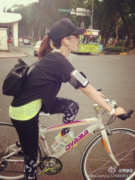 辣妈贾静雯骑单车上街 似邻家女生