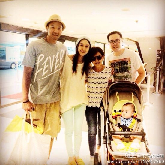 范玮琪宽松衣孕肚凸显 与梁静茹一家合影