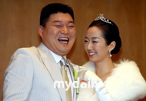 姜虎东与妻子李孝珍去年11月完婚