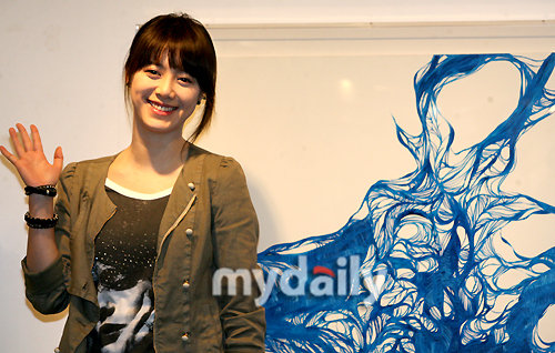 具惠善开办个人画展 讲述拍戏写作过程(图)