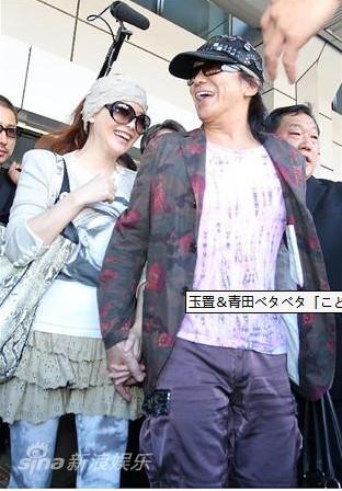 玉置浩二与青田典子戴结婚歌迷称早已习惯