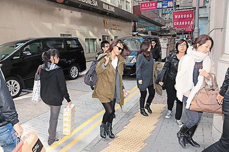 李孝利素颜赴港拍广告贴心搀扶跌倒粉丝(图)