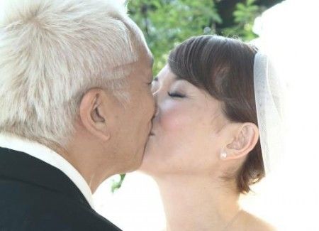 玉置浩二结婚派对热吻青田典子赞妻子最棒 图 影音娱乐 新浪网