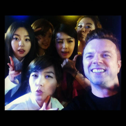 WonderGirls晒与美国名嘴JojoWright合影
