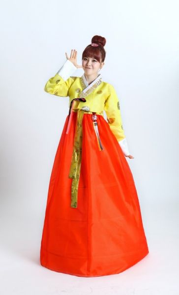 韩国女歌手HEYNE身着韩服拍新年问候写真