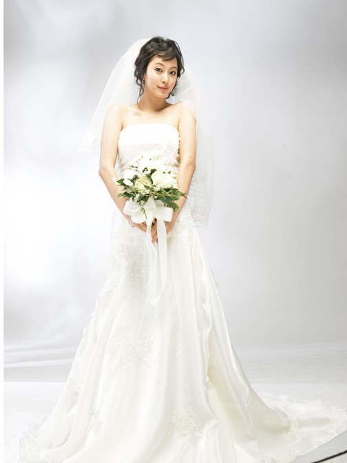 韩艺瑟拍写真披婚纱 纯美新娘宛如天使【图】