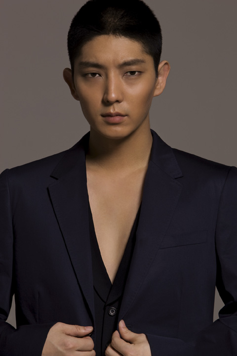 组图:李准基参军前写真曝光 剪掉长发全新形象