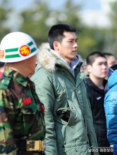 组图：韩星玄彬军营照公开人群中备受关注