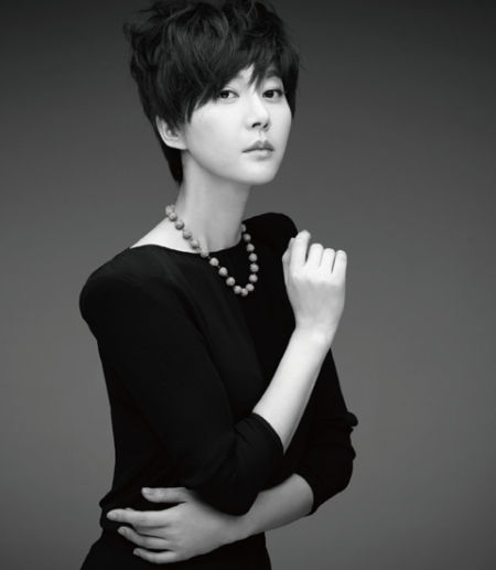 组图：韩星廉晶雅最新时尚写真 清新短发中性美