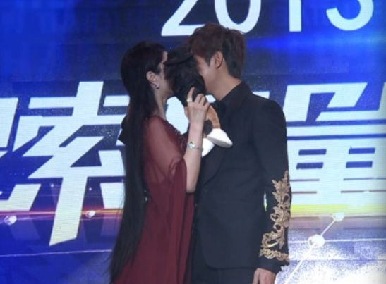 范冰冰借位热吻李敏镐 惹网友羡慕嫉妒恨