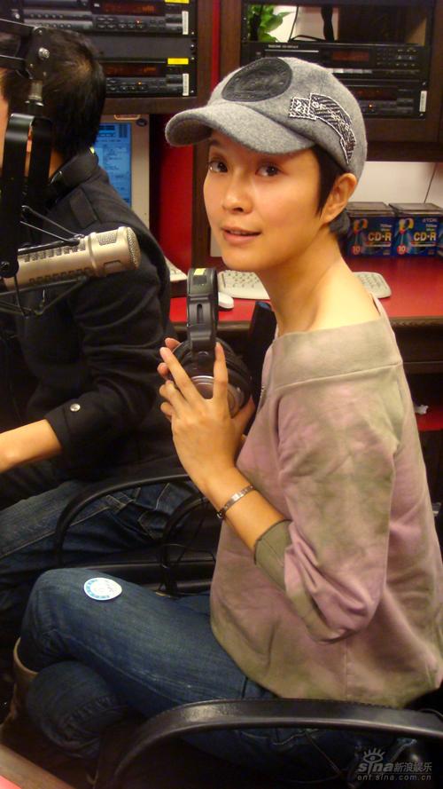 性格美女苏岩挑战电台主播声音甜美受听众好评