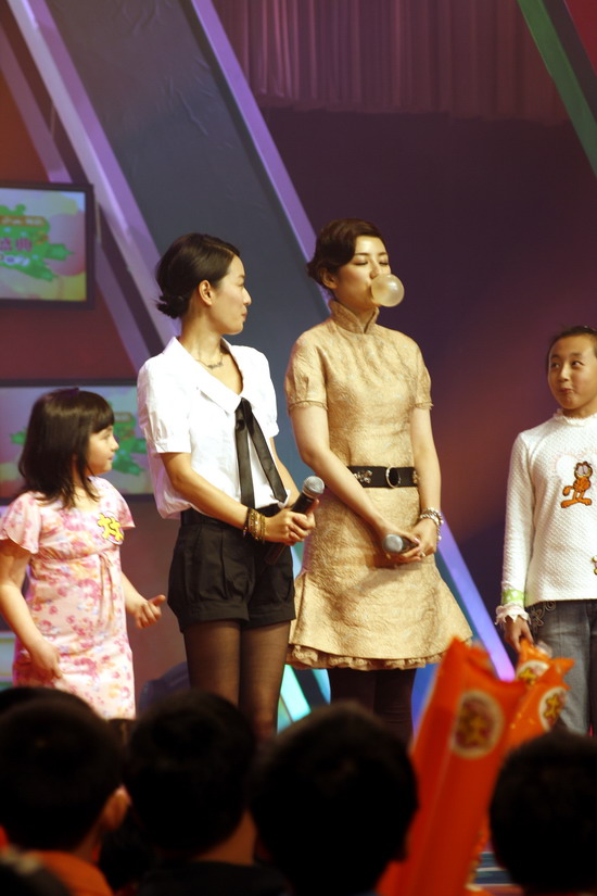 黄奕MTV获大奖和小朋友玩吹泡泡成孩子王(图)