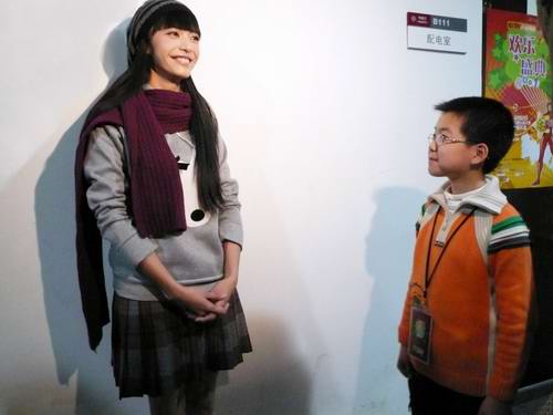 姚晨与小朋友互动游戏展现孩子般天真笑容(图)