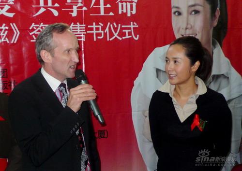 蒋雯丽新书火爆签售收益将资助艾滋儿童(图)