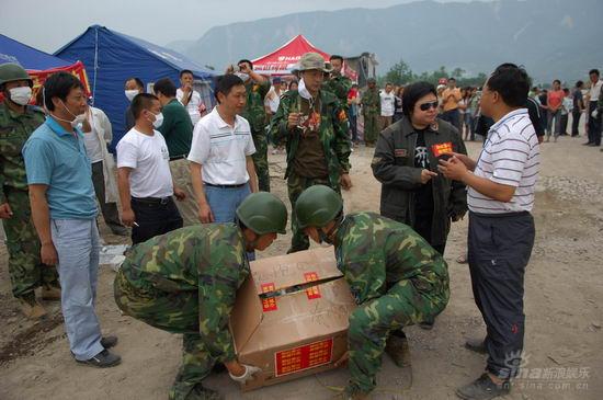 韩红携救援物资抵达灾区 发现短缺帐篷和收音机