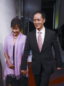 冯远征夫妇晒“保鲜秘籍”出书写15年恩爱婚姻
