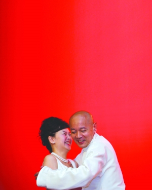 葛优出席无锡商业活动熊抱女主持不撒手(附图)