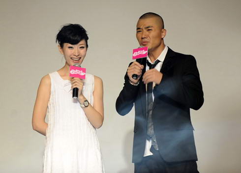 主持人李霞与ceo安琥安琥投入演唱柯以敏到场祝贺新浪娱乐讯 12月9日
