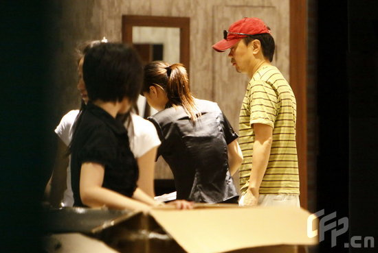 崔健驾车外出买家具 戴红帽略显倦意【图】