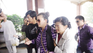 李湘昨入院待产选择剖腹产 网友称至少胖了50斤