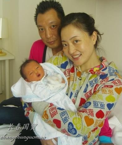 演员原华5日喜得贵子 一家三口幸福合影(图)