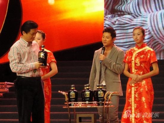 “崔永元公益基金”在哈募善款 罗中旭爱心助拍