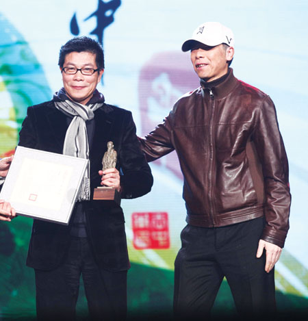 冯小刚：我会在华谊干到退休 获奖拍老板马屁