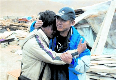 明星微博亲历抗震救灾 成龙大赞“最可爱的人”【图】