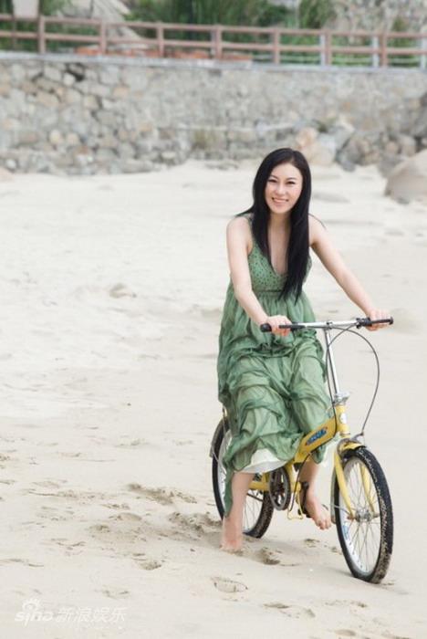 矫菲拍戏间歇做客访谈 身体力行为亚运喝彩