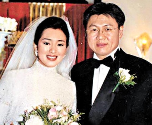 巩俐被曝低调办离婚自曝返新加坡住酒店不回家