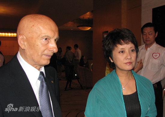 邓婕获赠“爱心责任之星”努力学英语风采不减