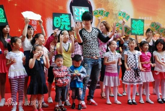 宋晓波赴苏州参加星未来陪孩子共度中秋(图)