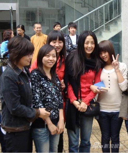 杨童舒热衷公益慈善事业冒雨探访孤儿院(图)