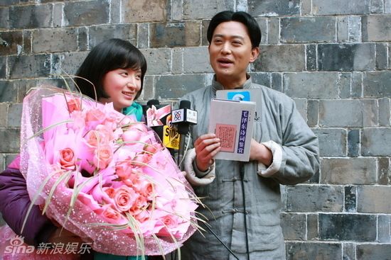 张萌庆生黄海冰送礼