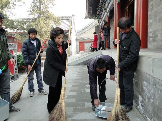 刘媛媛携歌迷清扫路面