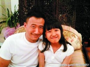 胡军与女儿合影庆六一,两人表情似足十成十.