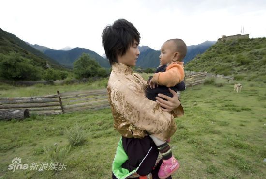 马天宇抱藏民小孩玩耍