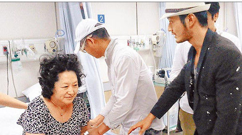母亲在台血压飙高送医急诊黄晓明孝顺伺候(图)