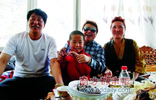 韩红家乡西藏做慈善+收养父母双亡的4岁男孩