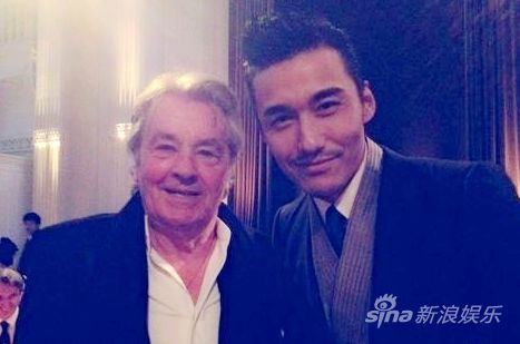 胡兵亮相品牌活动与偶像阿兰德龙热聊