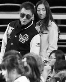 传孙红雷与女友已结婚 女方小15岁声乐才女