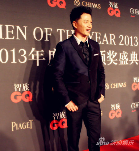 段奕宏帅气走红毯 彰显时尚风范