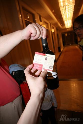 图文：佟大为关悦北京婚礼送嘉宾名贵红酒