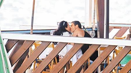 章子怡与未婚夫高调示爱当众接吻秀甜蜜(组图)