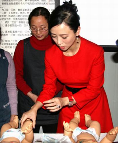 翁虹育儿光盘免费发 现场教准妈妈包尿布【图】