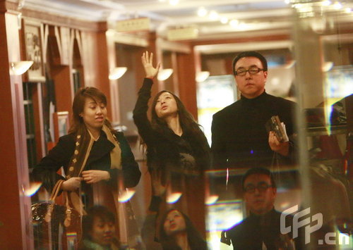 张静初素颜享美食 男女友人陪聊到深夜