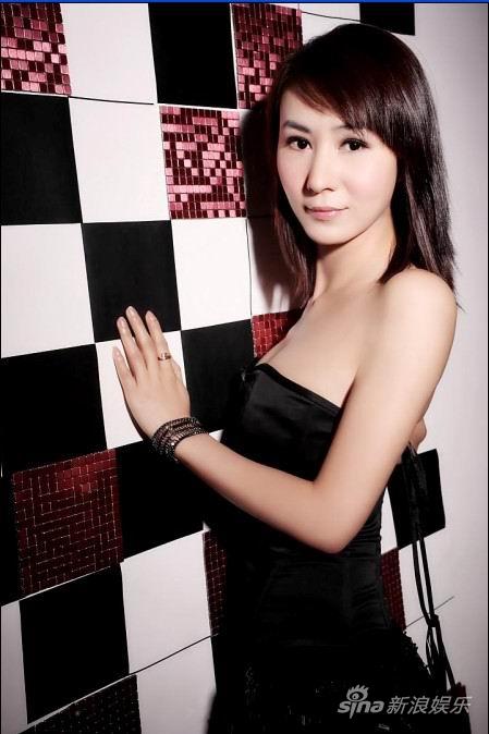 组图:许雯菲清纯时尚写真 性感妩媚惹火撩人