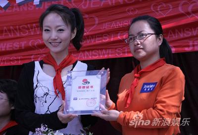 组图：索妮接棒爱心大使端午青海慈善忙